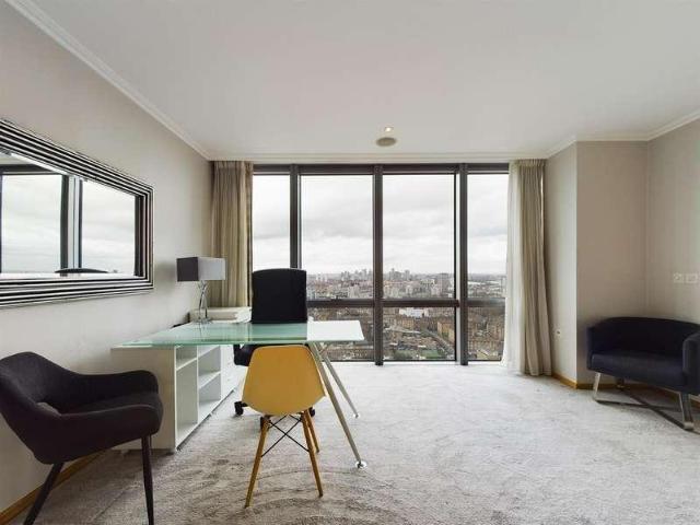 Flat for sale in Canary Wharf, Greater London
