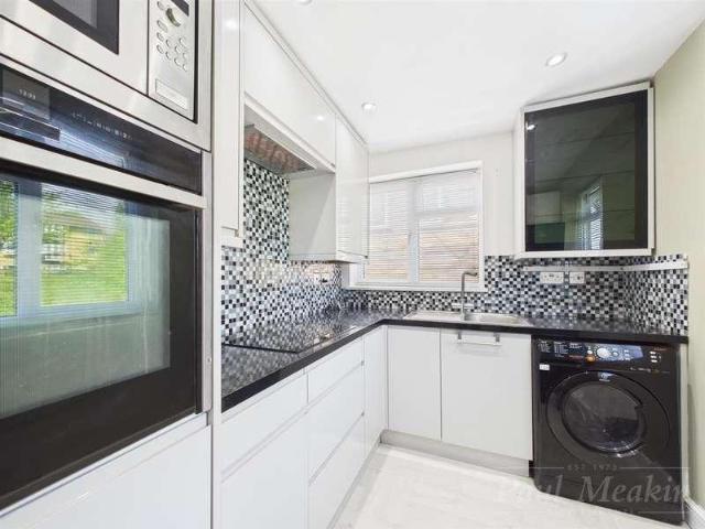 Flat for sale in South Croydon, Selsdon