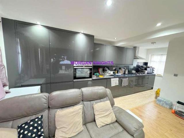 Flat for sale in Barking, Thames View