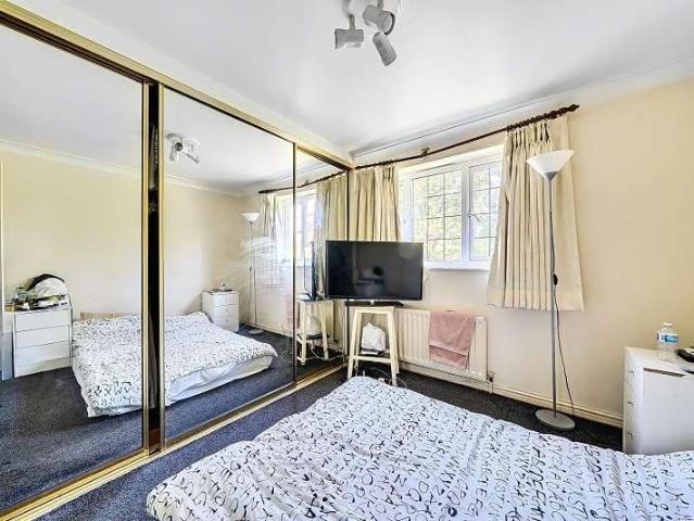 Flat for sale in Broadfields, Greater London