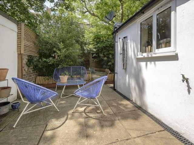Flat for sale in Shepherd's Bush, Greater London