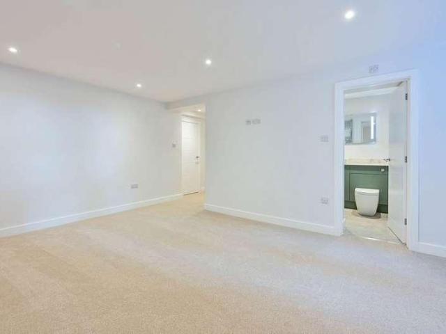 Flat for sale in Fole, Surrey