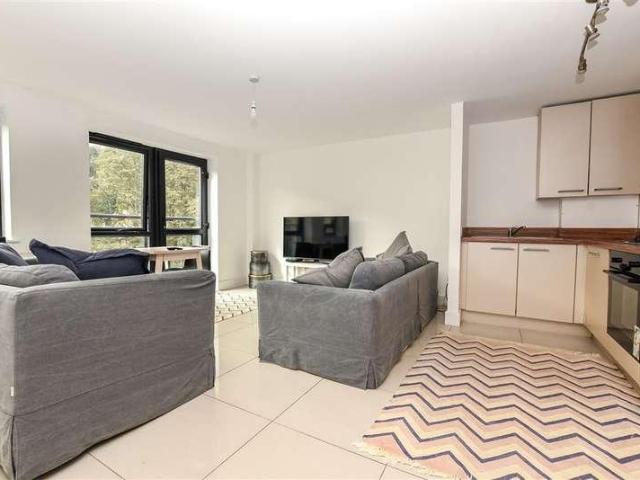 Flat for sale in Hillview, Surrey