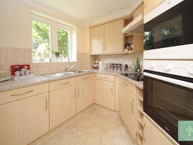 Flat for sale in Southgate, Oakwood