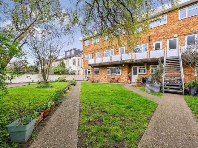 Flat for sale in London Borough of Merton, Collier's Wood
