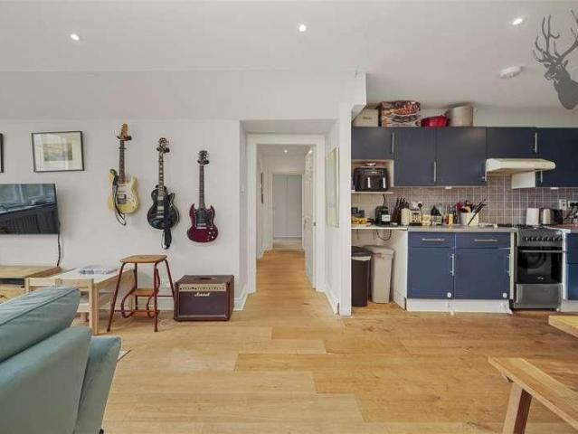 Flat for sale in Bromley-by-Bow, Bow