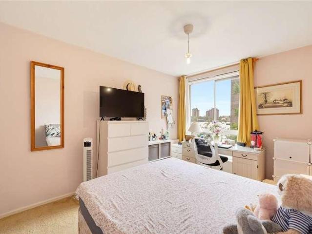 Flat for sale in London Borough of Wandsworth, Greater London