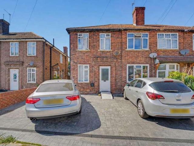 Flat for sale in Hayes, Greater London