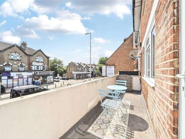 Flat for sale in Surbiton, Tolworth