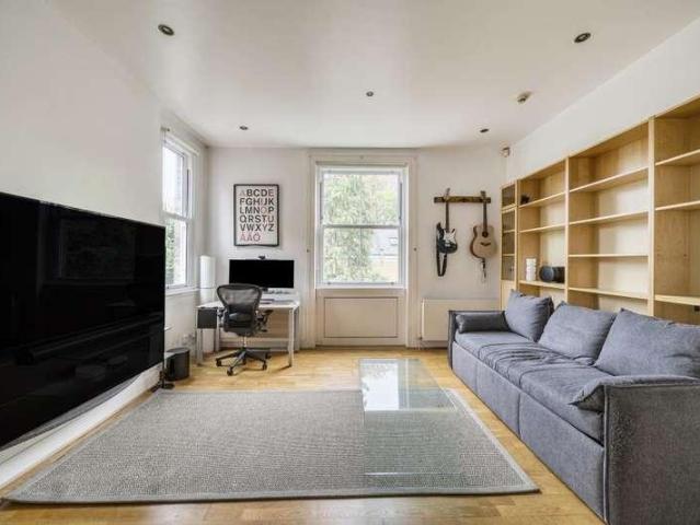 Flat for sale in North Sheen, Greater London