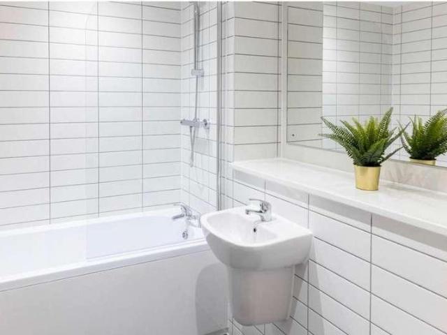Flat for sale in Islington, Calderstones