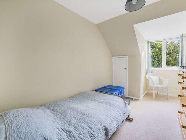 Flat for sale in Knaphill, Woking