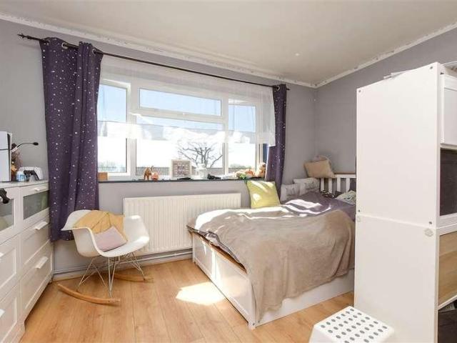 Flat for sale in Red Hill, Surrey