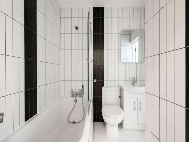 Flat for sale in London Borough of Ealing, Greater London