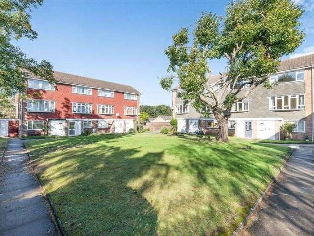 Flat for sale in Farnborough Park, Greater London