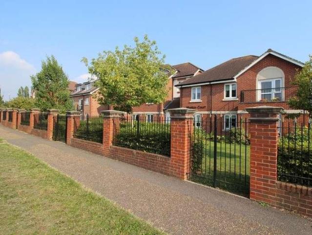 Flat for sale in Roffey, Horsham