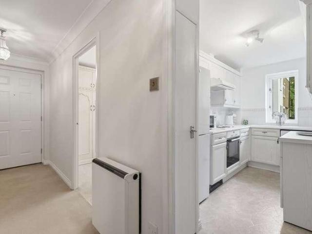 Flat for sale in Snaresbrook, Greater London