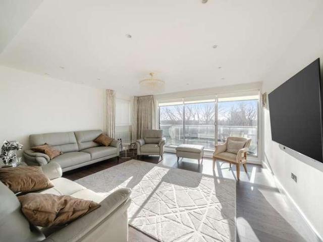 Flat for sale in Little Stanmore, Greater London