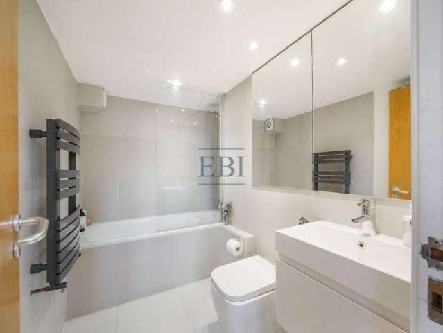 Flat for sale in Limehouse, Greater London