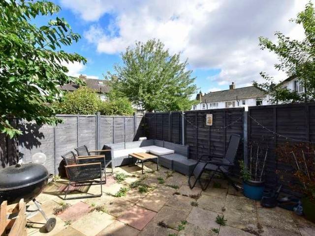 Flat for sale in North Watford, Hertfordshire