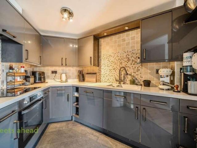 Flat for sale in London Borough of Croydon, Greater London