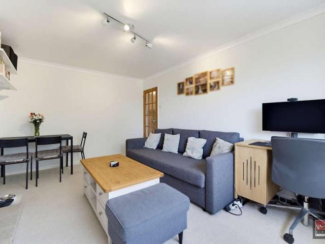 Flat for sale in Chattern Hill, Lower Halliford
