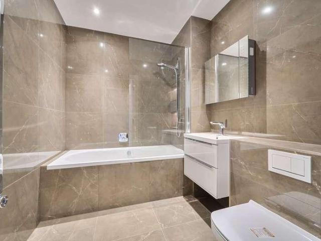 Flat for sale in Woodside Park, Greater London