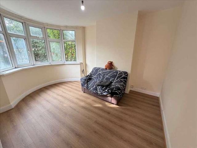 Flat for sale in London Borough of Hounslow, Greater London