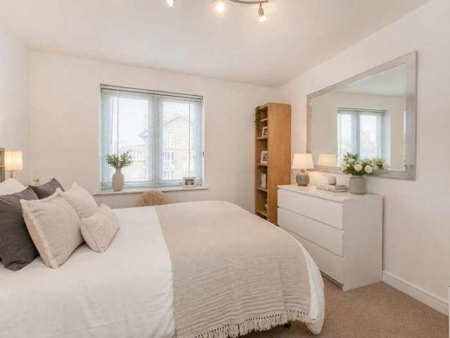 Flat for sale in Shepherd's Bush, Greater London