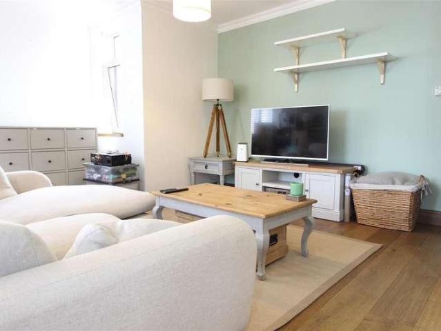 Flat for sale in Winchmore Hill, Edmonton