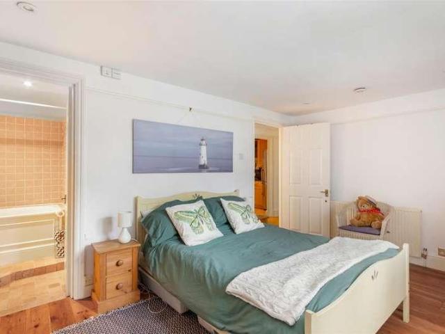 Flat for sale in South Wimbledon, Greater London