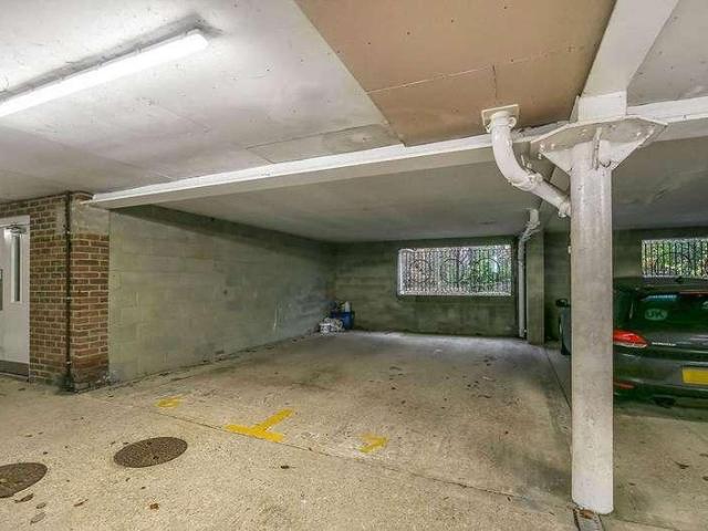 Flat for sale in Sleepers' Hill, Hampshire