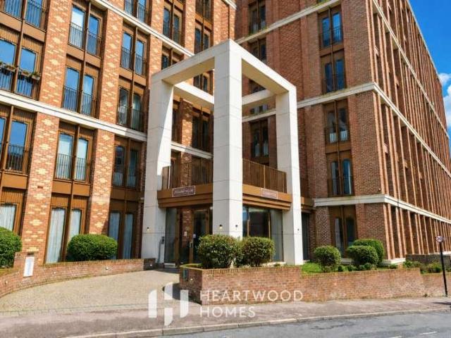 Flat for sale in St Albans, Five Acres