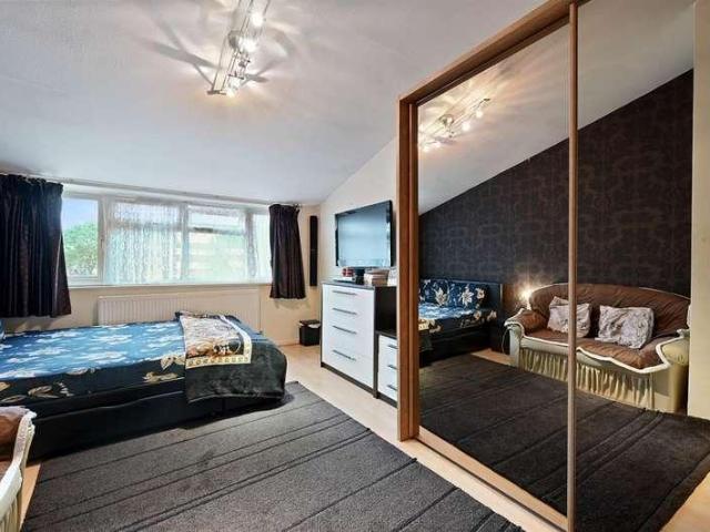 Flat for sale in London Borough of Ealing, Greenford
