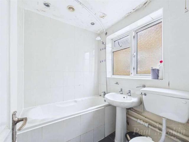 Flat for sale in London Borough of Croydon, Selsdon