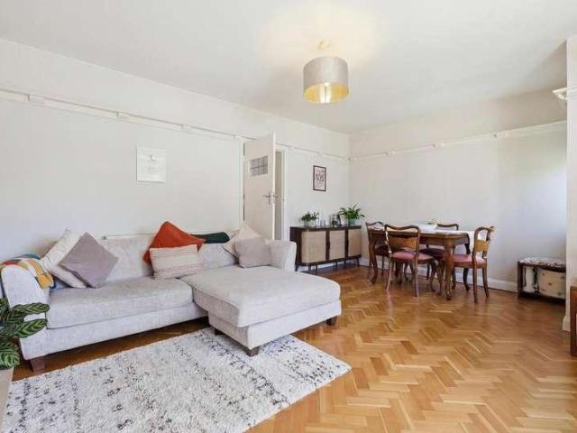 Flat for sale in Snaresbrook, Greater London