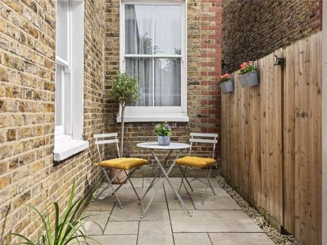 Flat for sale in Streatham Hill, Greater London