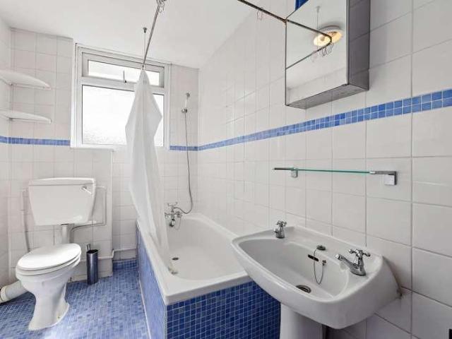 Flat for sale in Stroud Green, Greater London