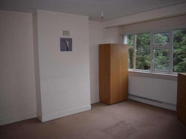 Flat for sale in Woodford Green, Woodford Bridge