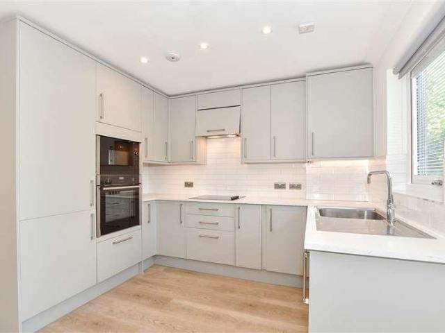 Flat for sale in Fole, Surrey