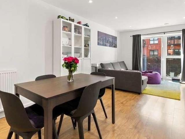 Flat for sale in Ashford, Spelthorne