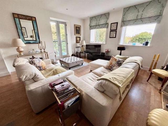 Flat for sale in Ashlyns Estate, Pouchen End