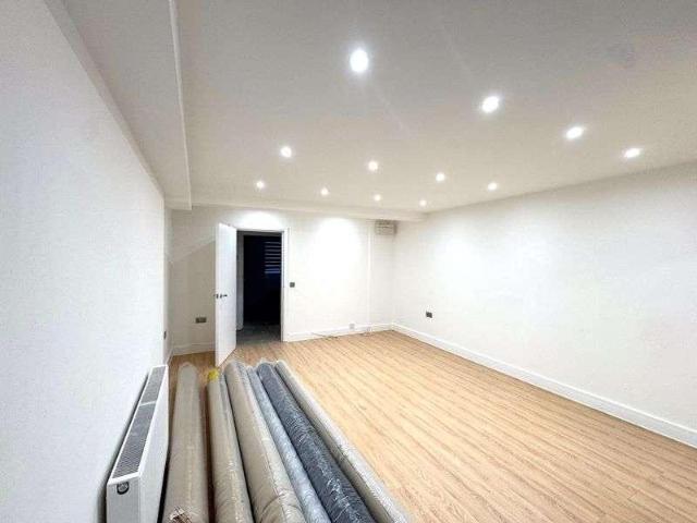 Flat for sale in Finsbury Park, Greater London