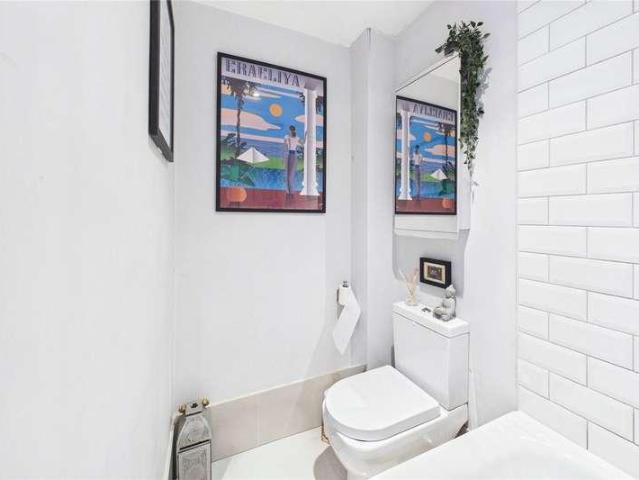 Flat for sale in Streatham Hill, Greater London