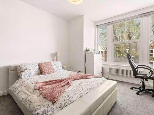 Flat for sale in Clapham, Greater London