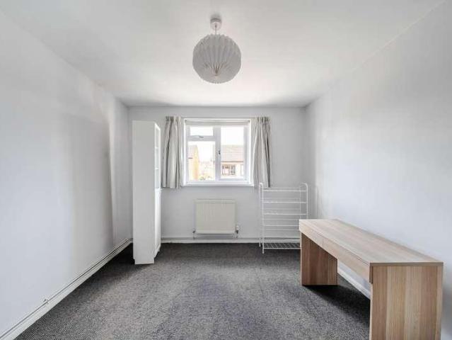 Flat for sale in Highfield, The Slade