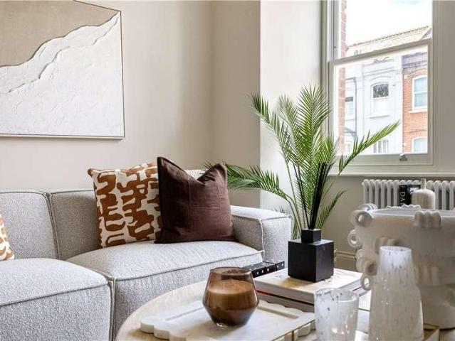 Flat for sale in Fulham, Greater London