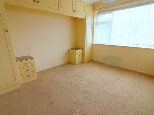 Flat for sale in Spring Park, Luton