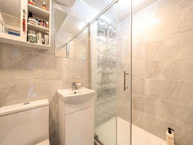 Flat for sale in London Borough of Wandsworth, Greater London