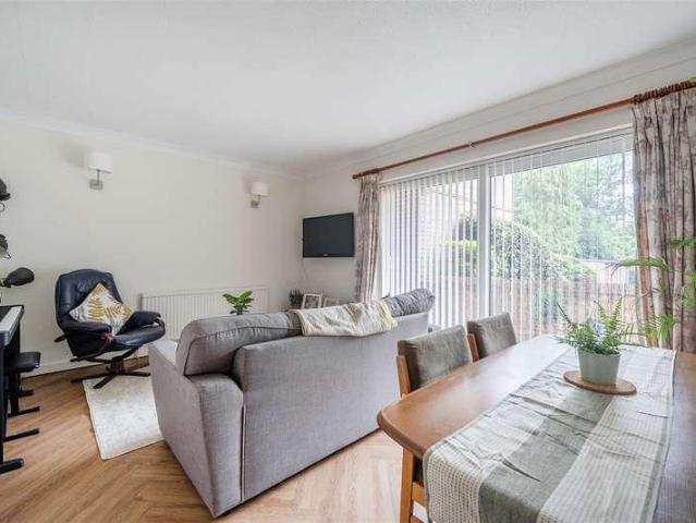 Flat for sale in Buckler's Park, Crowthorne